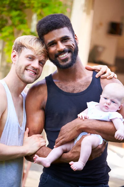 Portret Van Liefdevolle Man Hetzelfde Geslacht Paar Knuffelen Baby Dochter — Stockfoto