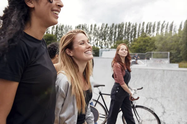 Gruppe Von Freundinnen Läuft Durch Städtischen Skatepark — Stockfoto