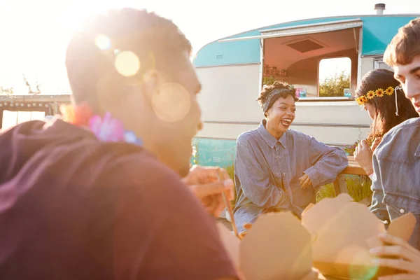 Group Friends Eating Takeaway Food Truck Outdoor Music Festival — ストック写真