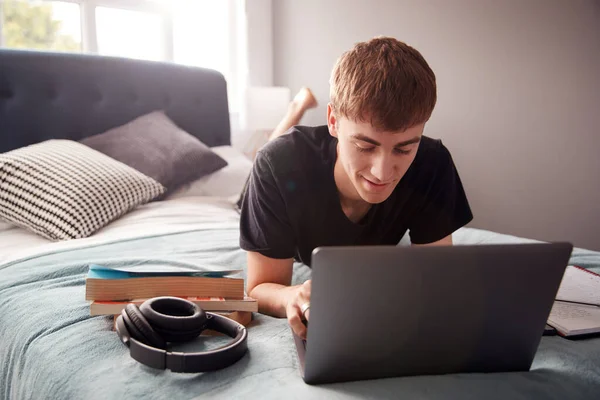 Masculino Faculdade Estudante Mentiras Cama Compartilhado Casa Trabalhando Laptop — Fotografia de Stock