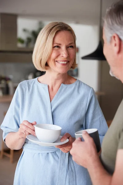 Senioren Paar Staan Thuis Keuken Drinken Ochtend Koffie Samen — Stockfoto