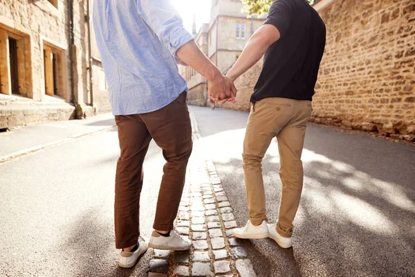 Visão Traseira Casal Gay Masculino Férias Segurando Mãos Andando Longo — Fotografia de Stock