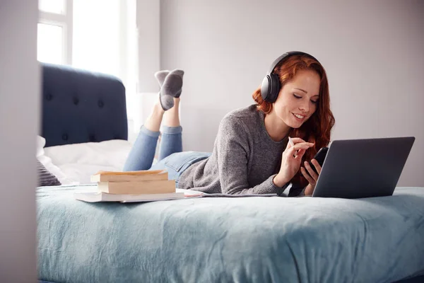 Estudiante Universitaria Que Usa Auriculares Acuesta Cama Casa Compartida Con —  Fotos de Stock