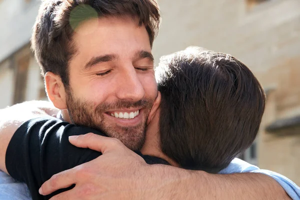 Loving Man Gay Paar Knuffelen Buiten Stad Straat — Stockfoto