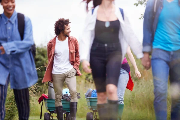 Gruppe Aufgeregter Junger Freunde Trägt Campingausrüstung Durch Feld Zum Musikfestival — Stockfoto