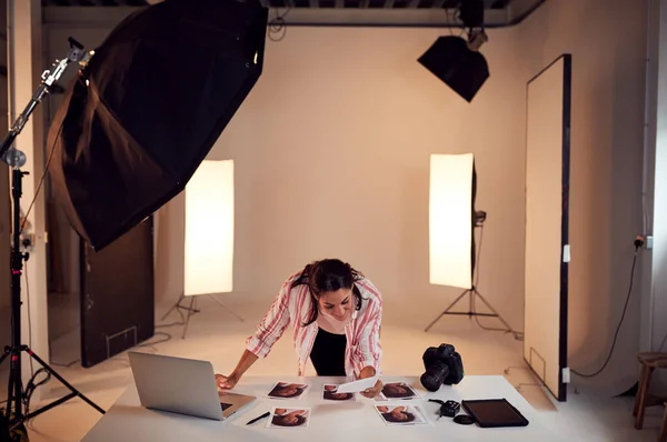 Kobieta Fotograf Edycja Zdjęcia z sesji zdjęciowej w studio — Zdjęcie stockowe