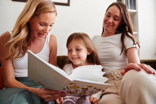 Zelfde Geslacht Vrouw Paar Lezen Boek Met Dochter Thuis Samen — Stockfoto