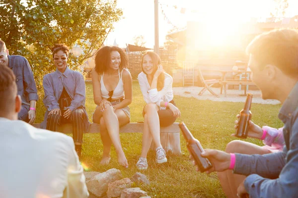 Groep Van Jonge Vrienden Muziekfestival Zitten Buiten Drinken Bier — Stockfoto