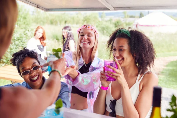 Amigos Femeninos Comprando Bebidas Bar Del Festival Música —  Fotos de Stock