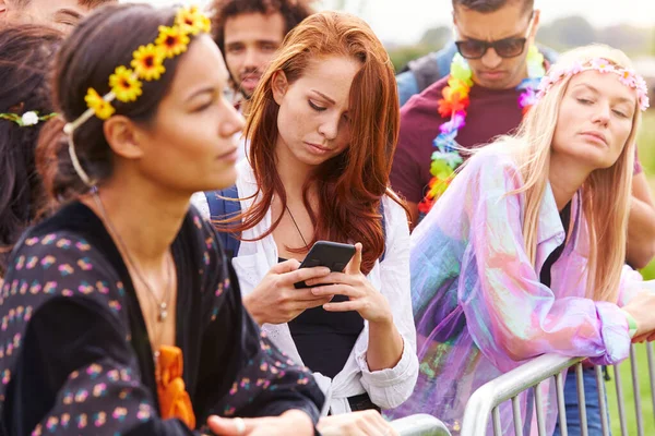 Молодая Женщина Смотрит Мобильный Телефон Ожидая Барьером Входе Музыкальный Фестиваль — стоковое фото