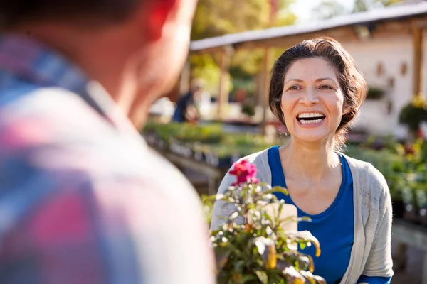 Volwassen Paar Buiten Het Kiezen Van Planten Kopen Bij Garden — Stockfoto