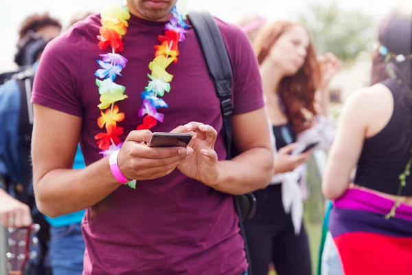 Müzik Festivali Nin Girişinde Bariyerin Arkasında Bekleyen Adamın Cep Telefonuna — Stok fotoğraf