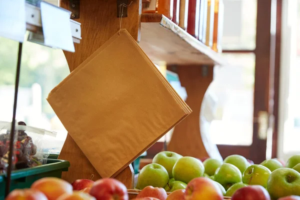 Sacos Papel Pendurados Sobre Frutas Produtos Exibidos Loja Fazenda Orgânica — Fotografia de Stock