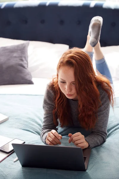 Глядя Свысока Студентку Колледжа Лежащую Кровати Работающую Ноутбуке Использующую Мобильный — стоковое фото