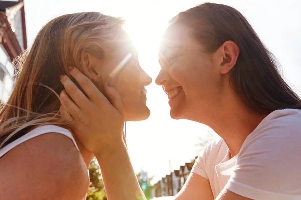 Kvinnliga Homosexuella Par Utanför Huset Att Kyssa Mot Flaring Sun — Stockfoto