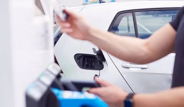 Man Charging Electric Vehicle Paying Energy Credit Card Charging Station — Stock Photo, Image