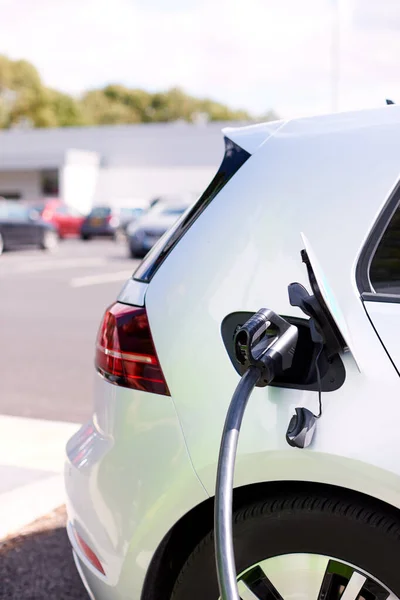 Zbliżenie Kabli Zasilających Ładowania Samochodów Elektrycznych Zewnątrz Supermarkecie Parking — Zdjęcie stockowe