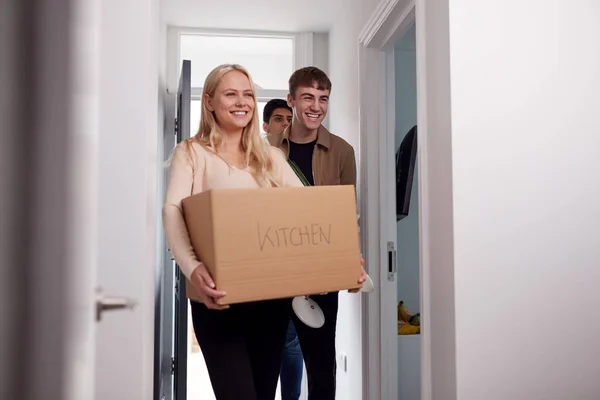 Groep Van Universiteit Student Dragen Dozen Verhuizen Naar Accommodatie Samen — Stockfoto