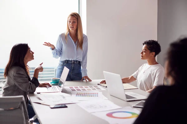 Chefe Feminino Apresentação Equipe Jovens Empresárias Que Reúnem Torno Mesa — Fotografia de Stock