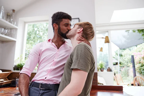 厨房里爱男同性恋伴侣的拥抱和亲吻 — 图库照片