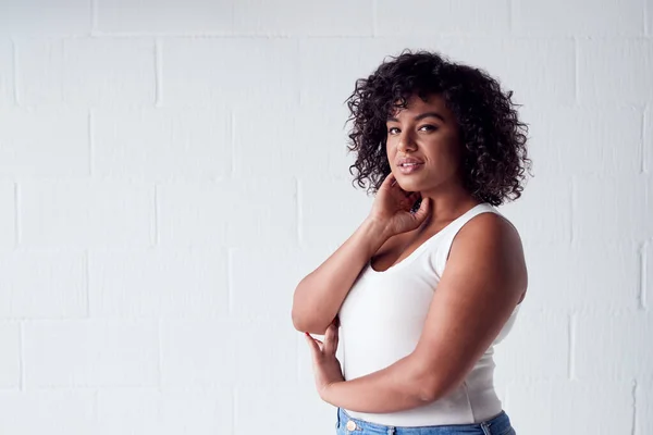 Ritratto di fotografa femminile sorridente che tiene macchina fotografica con il modo — Foto Stock