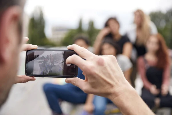 Porträtt Kvinnliga Vänner Som Hänger Urban Skate Park — Stockfoto