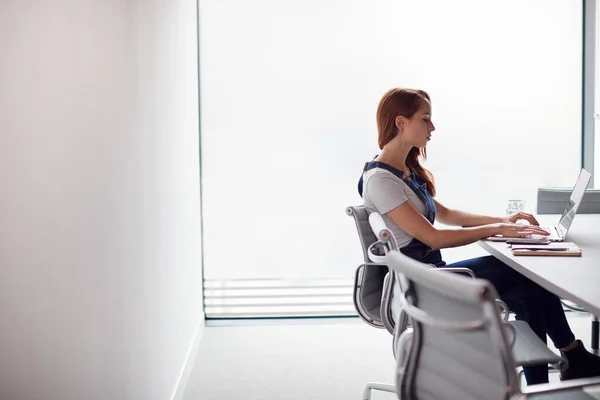 Vrijetijds Gekleed Jonge Zakenvrouw Werkt Laptop Aan Bureau Moderne Werkplek — Stockfoto