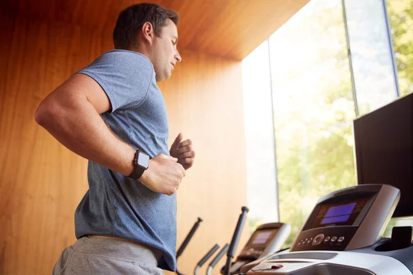 Hombre Haciendo Ejercicio Cinta Correr Casa Usando Reloj Inteligente — Foto de Stock