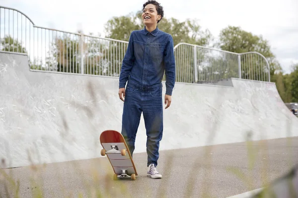Duas Amigas Montando Skates Parque Skate Urbano — Fotografia de Stock
