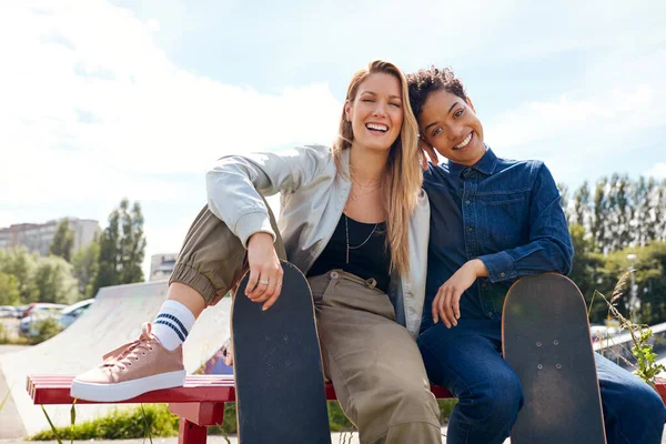 Porträt Zweier Freundinnen Mit Skateboard Städtischen Skatepark — Stockfoto