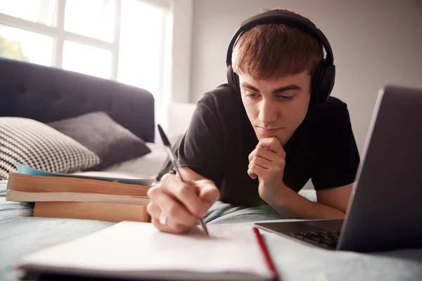 Man College Student Het Dragen Van Koptelefoon Ligt Bed Gedeelde — Stockfoto