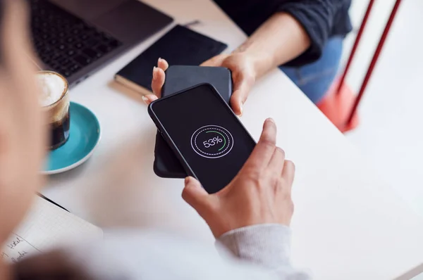 Dos Móviles Teléfono Teléfono Carga Inalámbrica Escritorio — Foto de Stock