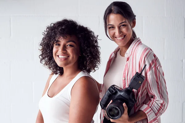Portrét usmívající se fotografky držící fotoaparát s režimem — Stock fotografie