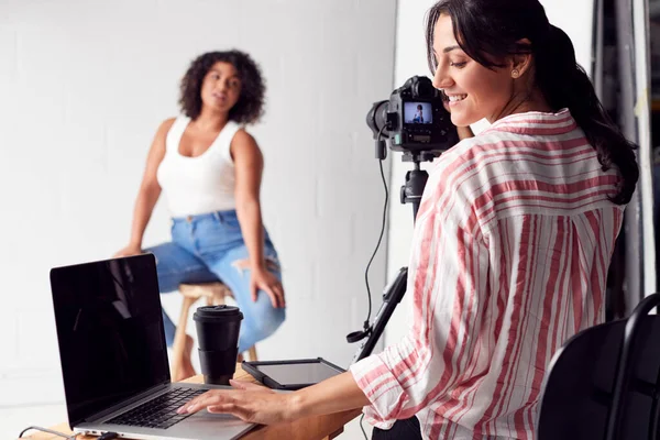 Vrouwelijke fotografe in digitale studio fotograferen beelden op camera — Stockfoto