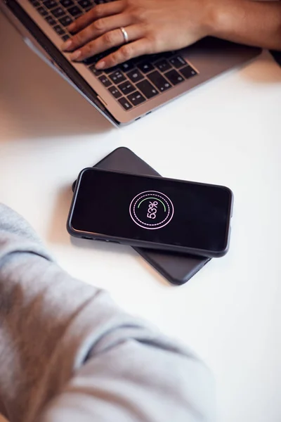 Dois Celulares Telefone Para Telefone Sem Fio Carregamento Mesa — Fotografia de Stock