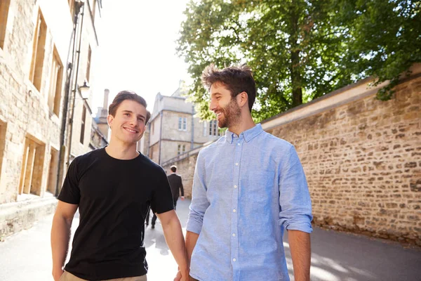 Αγαπώντας αρσενικό ομοφυλόφιλο ζευγάρι στις διακοπές κρατώντας τα χέρια περπατώντας κατά μήκος Γ — Φωτογραφία Αρχείου