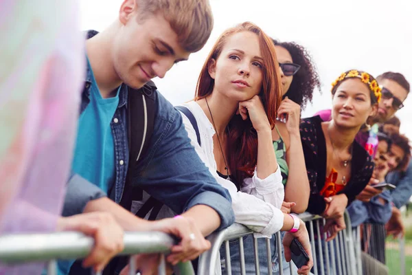Müzik Festivali Girişinde Bariyerin Arkasında Bekleyen Bir Grup Genç Arkadaş — Stok fotoğraf