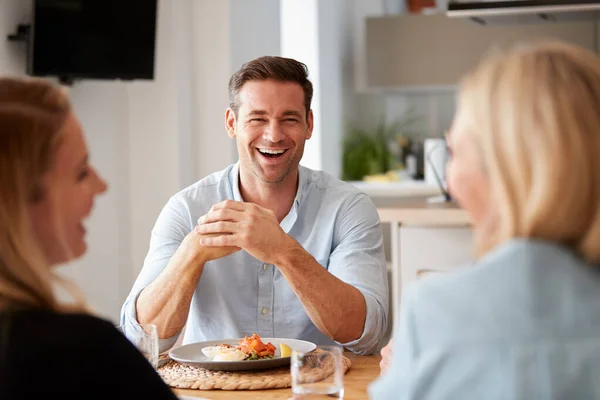 Familj Med Äldre Mor Och Vuxen Avkomma Äter Brunch Runt — Stockfoto