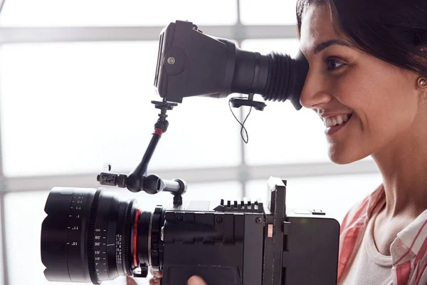 Videógrafa femenina con cámara de vídeo Filmando película en blanco Stu — Foto de Stock