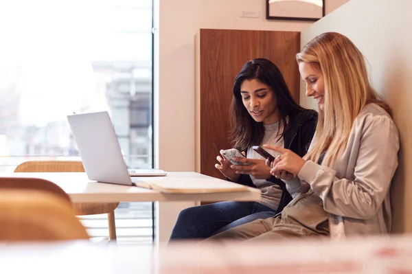 Twee Jonge Zakenvrouwen Vergadering Rond Tafel Moderne Open Werkruimte — Stockfoto