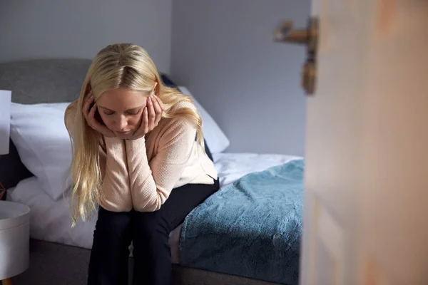 Depresso Giovane Donna Seduta Sul Letto Con Testa Nelle Mani — Foto Stock