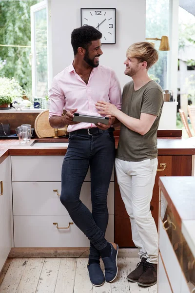 Hombre Gay Pareja Usando Digital Tableta Casa Cocina Juntos — Foto de Stock