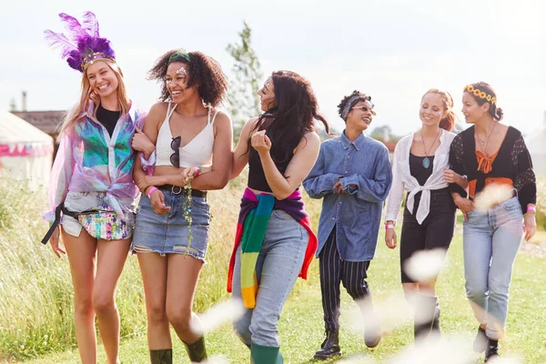 Ženy Přátelé Kráčející Zpět Stanu Outdoor Music Festival — Stock fotografie