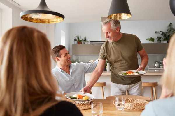 Gezin Met Senior Ouders Volwassen Nakomelingen Brunch Eten Rond Tafel — Stockfoto