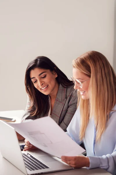 Two Young Businesswomen Meeting Table Modern Workspace Discussing Documents — ストック写真