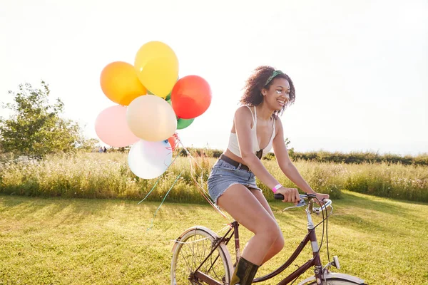 Ung Kvinna Ridning Cykel Dekorerad Med Ballonger Genom Landet Mot — Stockfoto