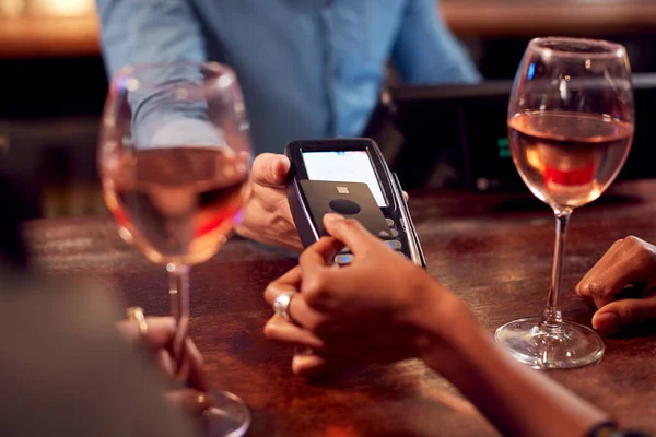 Närbild Kvinnan Betala För Drinkar Baren Efter Jobbet Med Kontaktlöst — Stockfoto