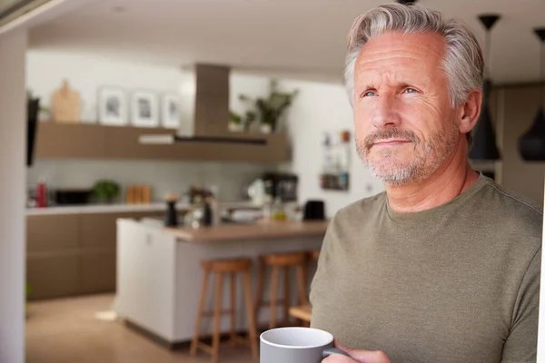Senior Man Står Och Tittar Köket Dörr Dricka Kaffe — Stockfoto
