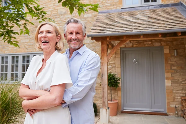 Portrait Couple Personnes Âgées Debout Devant Porte Entrée Maison — Photo