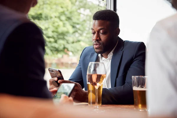 Коллеги Бизнесу Проверяют Мобильные Телефоны Время Встречи Выпить Баре — стоковое фото